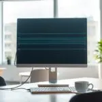 Ordenador de sobremesa que tiene la pantalla con líneas: pantalla, cable o gráfica